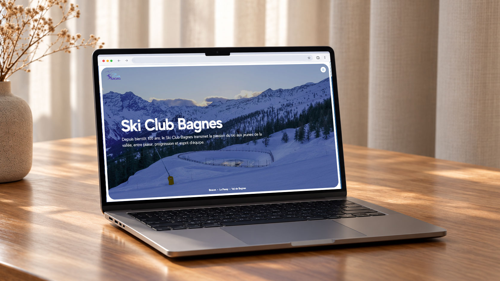 Ordinateur affichant la homepage du site du ski club de bagnes