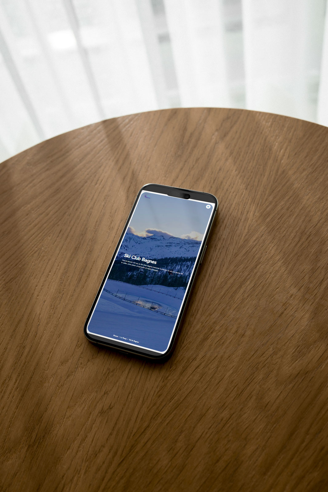 Smartphone affichant le site du ski club de Bagnes développé sur wordpress par Ananaweb